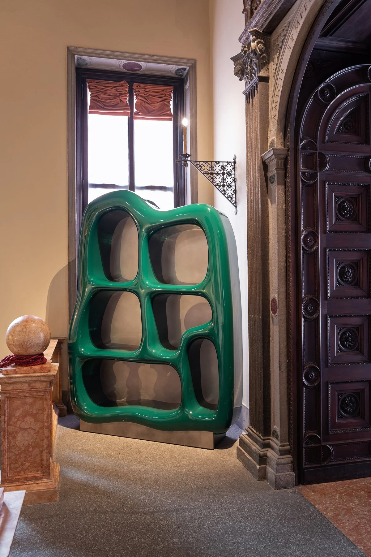 ITBA_Fred&BarneyBookshelf_MatteoCibic_DelvisUnlimited_m01_Ph. Marco Bertolini.jpg