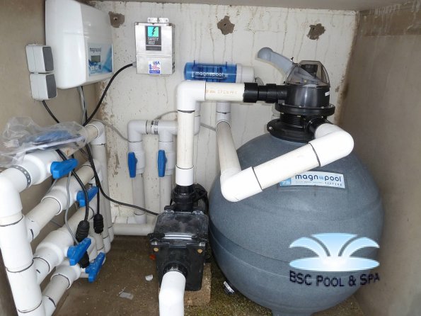 Rechts het glas- of zandfilter.Linksboven de Magnacomputer en de cel die het Magnesium bewerkt.