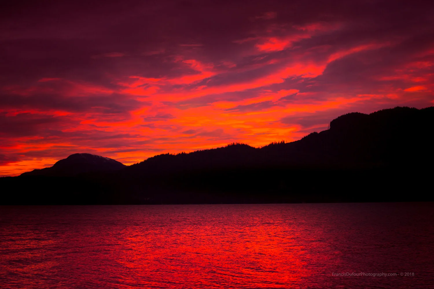 Pour le plus grand plaisir des mortels, les dieux ont mis le feu aux royaumes célestes (Canal Douglas, Kitimat, Colombie-Britannique). -- To the delight of mortals, the gods set fire to the heavenly realms (Douglas Channel, Kitimat, British Columbia).
