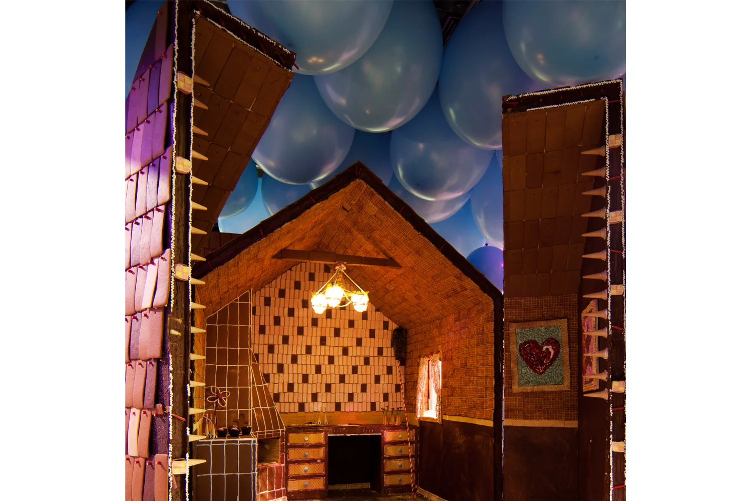 113_GINGERBREAD HOUSE_05.jpg