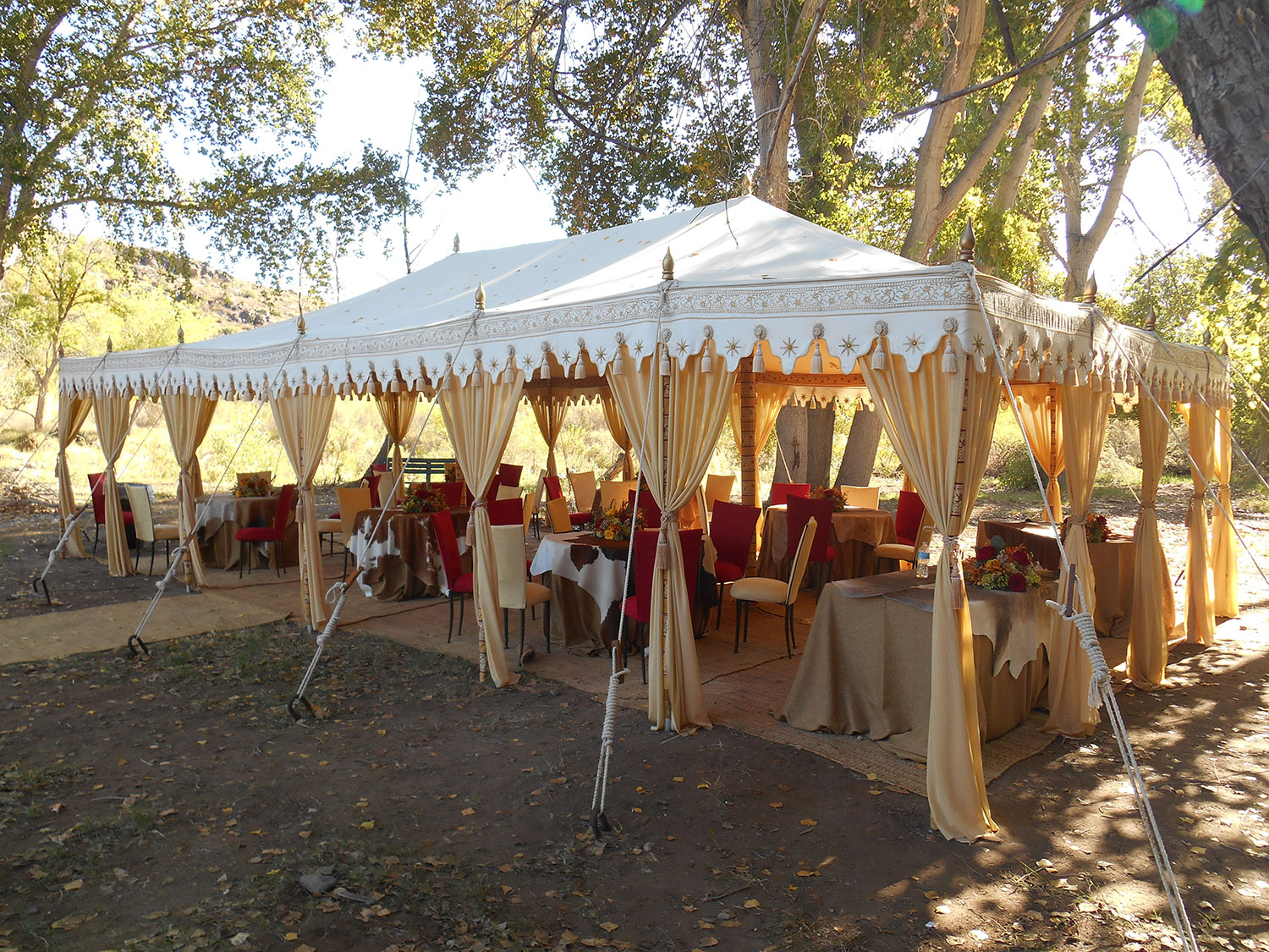 raj-tents-other-themes-boho-chic-dining.jpg