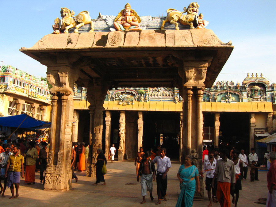 Temple complex couryard Tiruchchirappalli.jpg