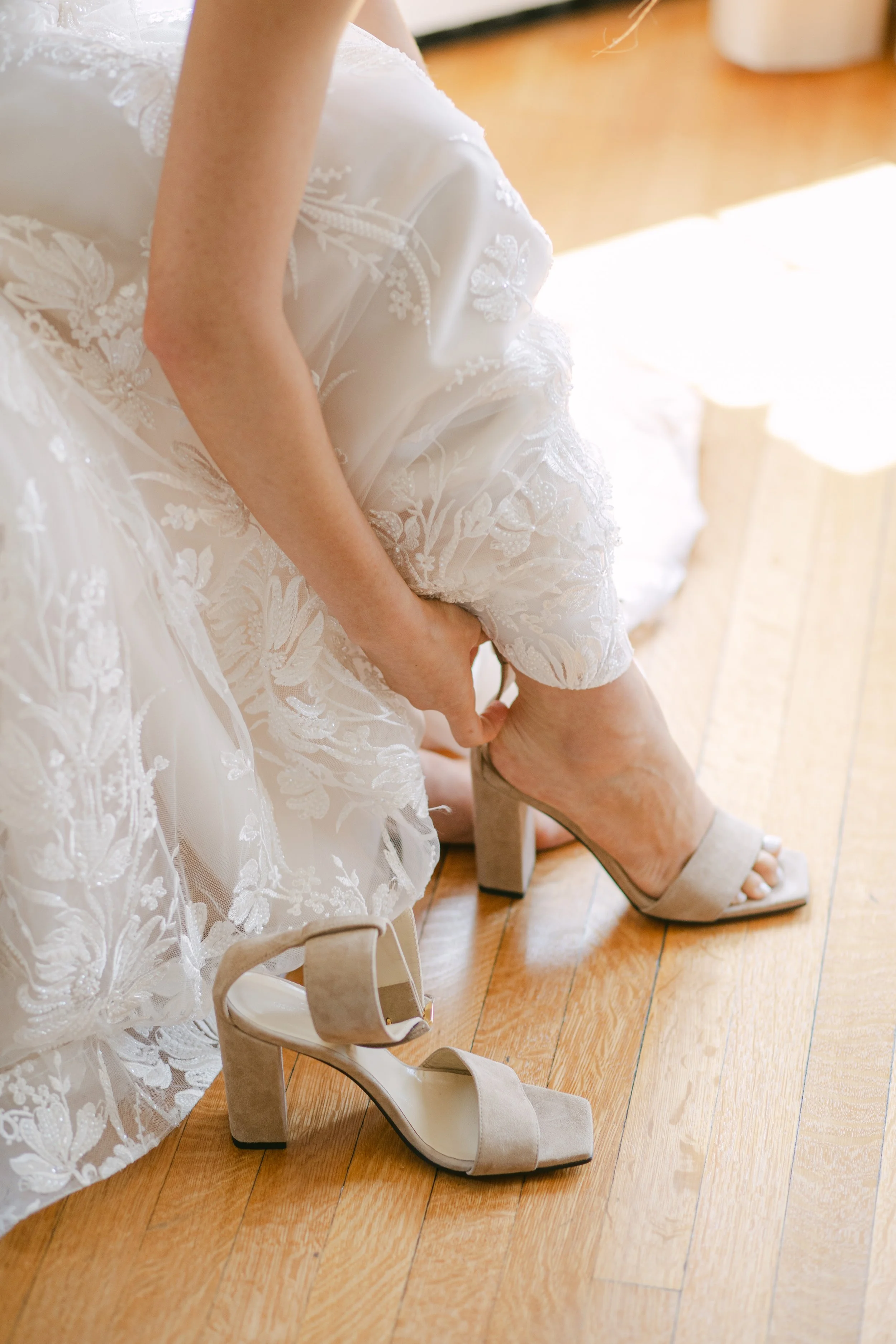 Kristen Bowen Photography, Indianapolis Wedding Photographer, Laurel Hall Wedding, Bride getting ready