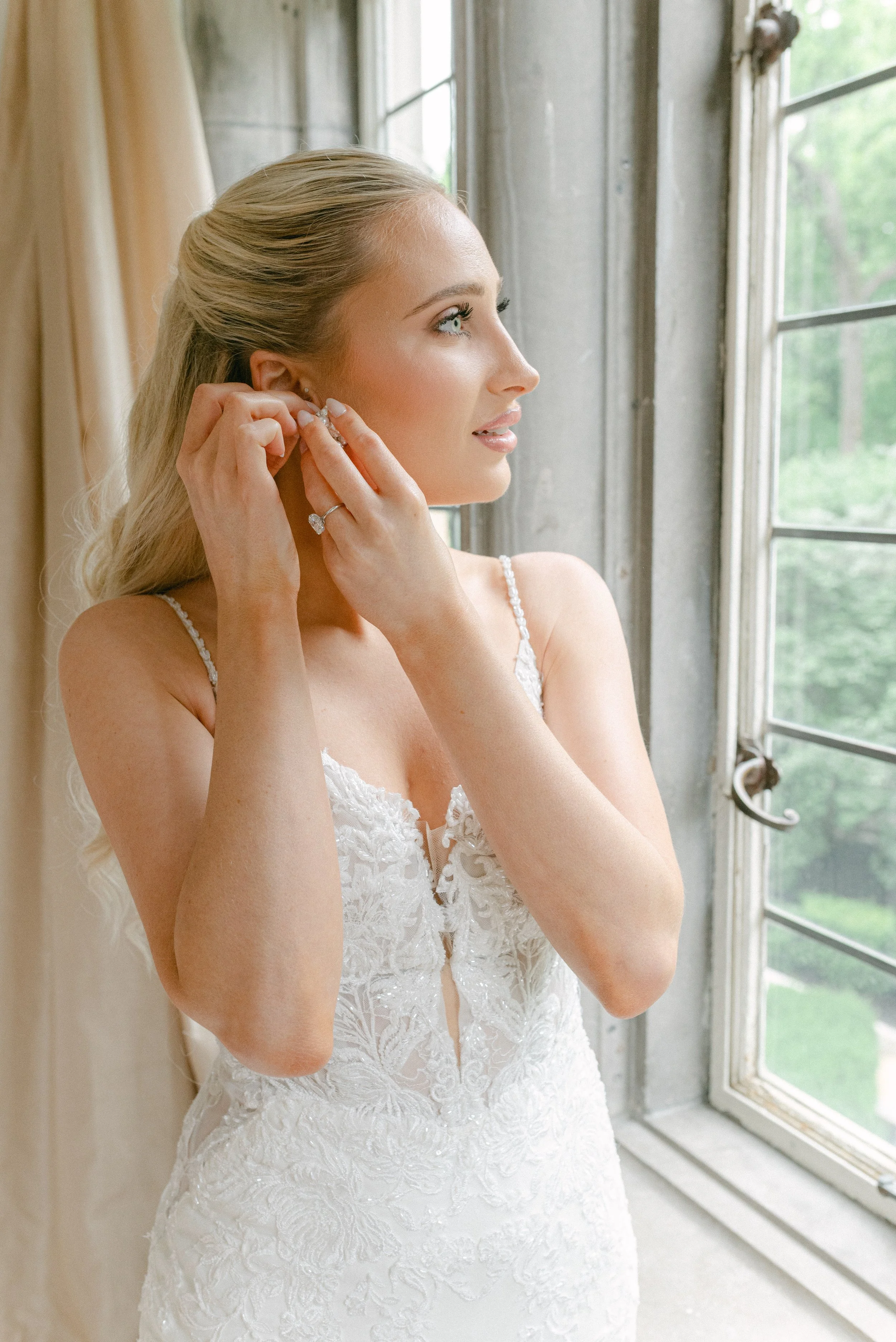 Kristen Bowen Photography, Indianapolis Wedding Photographer, Laurel Hall Wedding, Bride getting dressed