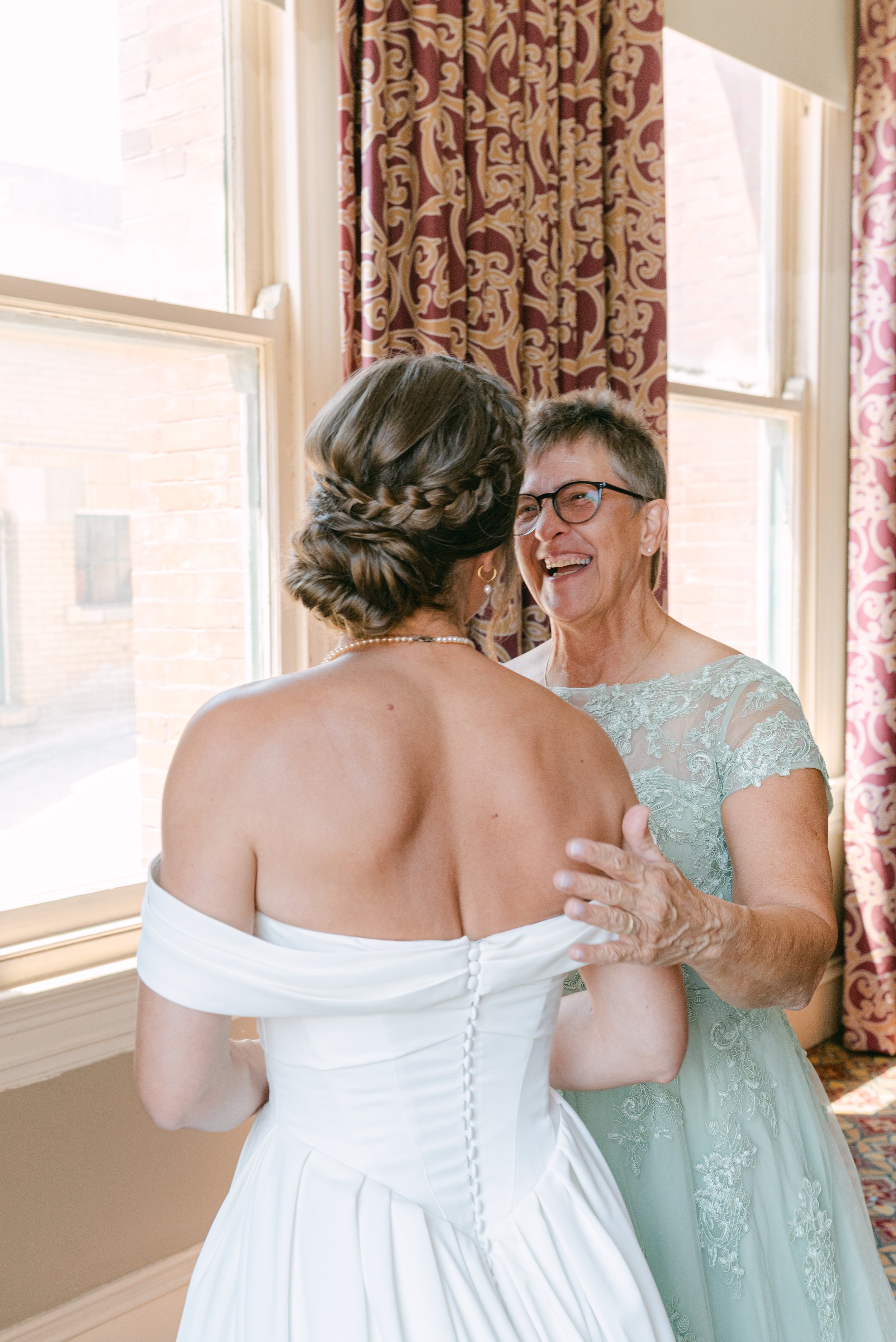 Kristen Bowen Photography, Indianapolis Wedding Photographer, Union Station Wedding, Bride getting ready