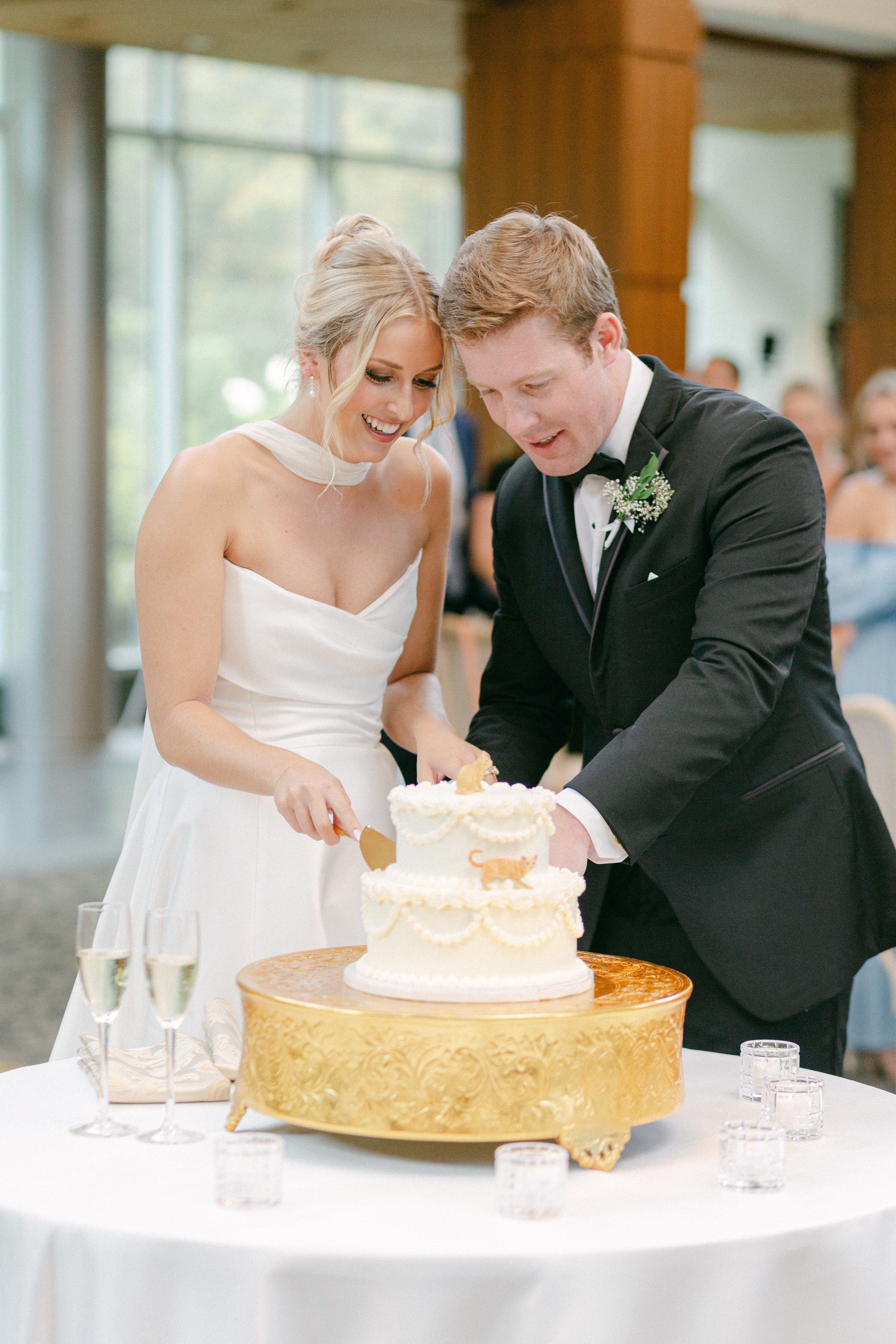 Kristen Bowen Photography, Indianapolis Wedding Photographer, Newfields Wedding, wedding reception, cake cutting