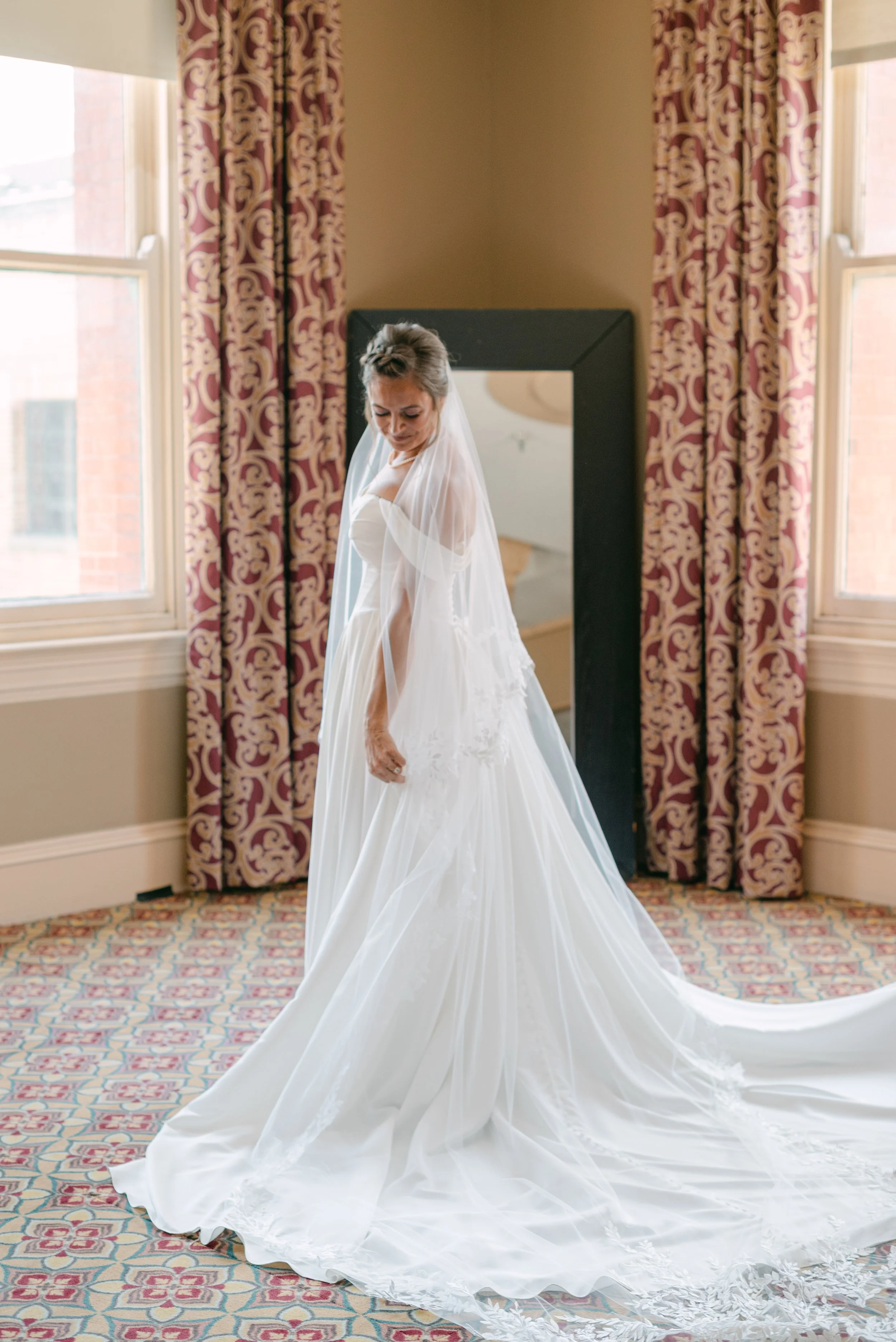 Kristen Bowen Photography, Indianapolis Wedding Photographer, Union Station Wedding, Bride getting ready