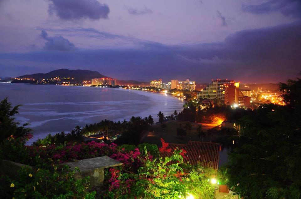 Playa el palmar de noche en ixtapa - lic. lezvith Reglado Morales.jpg