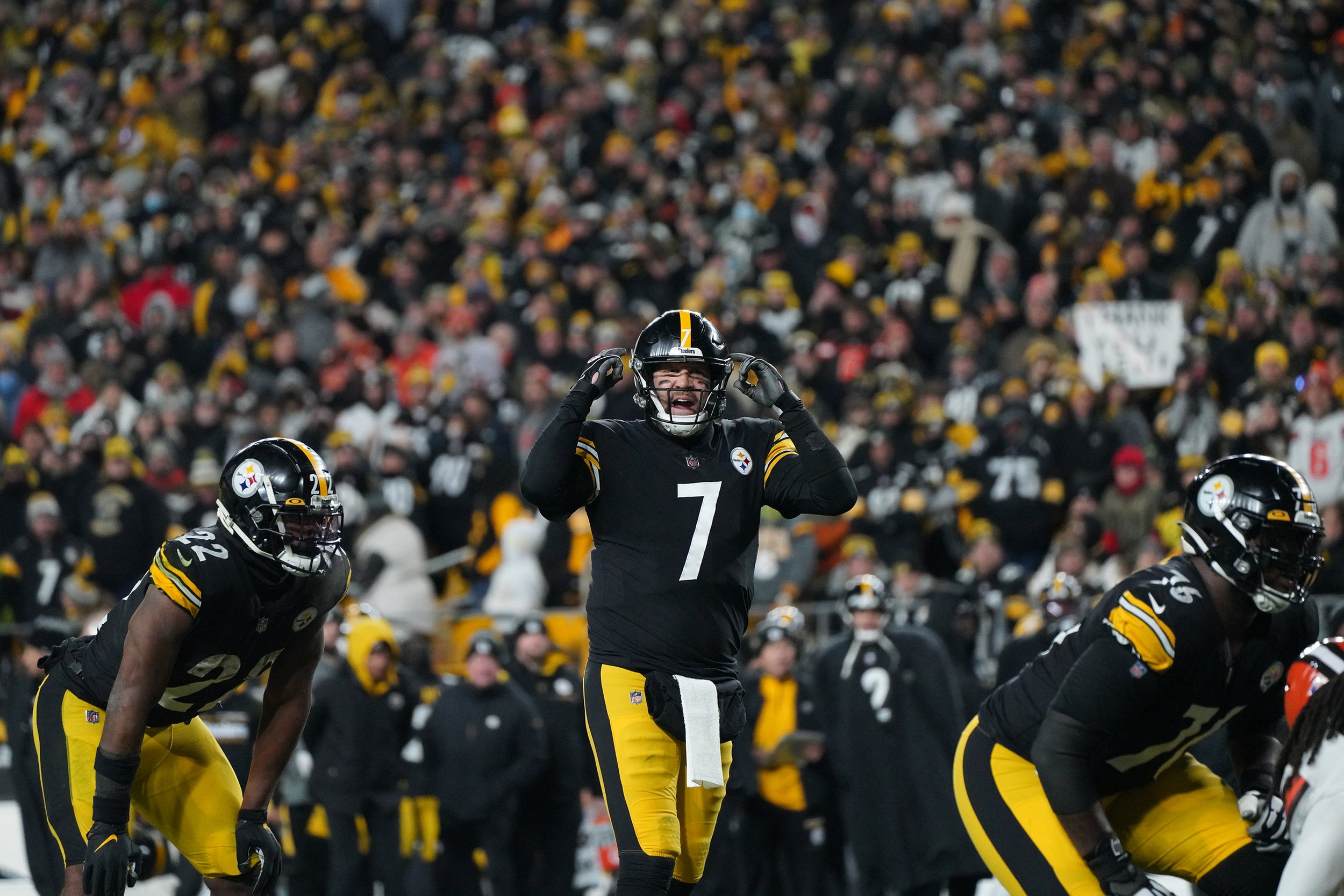  Steelers quarterback Ben Roethlisberger talks to his team before a play against the Browns on Monday, Jan. 3, 2022, at Heinz Field on the North Shore. (Emily Matthews/Post-Gazette) 