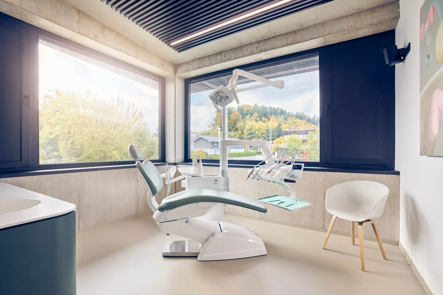 Behandlungszimmer mit architektonischer Klarheit