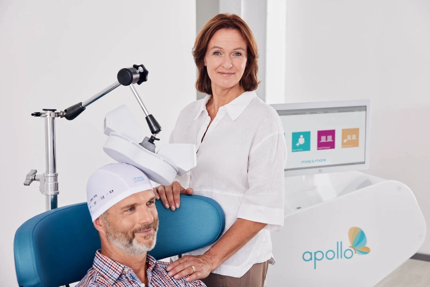 Arzt und Patient bei der Nutzung eines medizinischen Diagnosegeräts