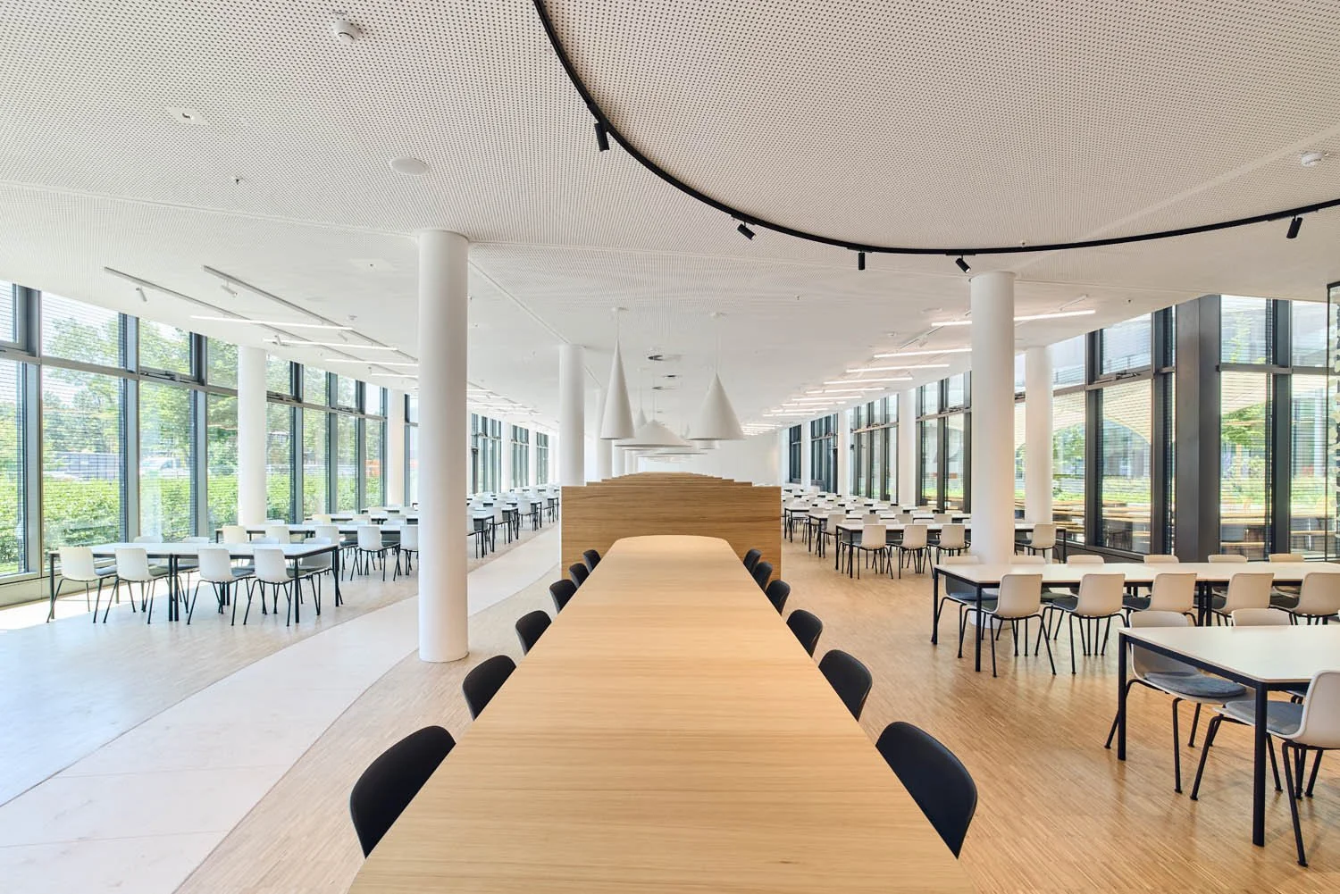 Innenaufnahme eines modernen Versicherungsgebäudes in Stuttgart – Architekturfotografie zeitgenössischer Büroarchitektur