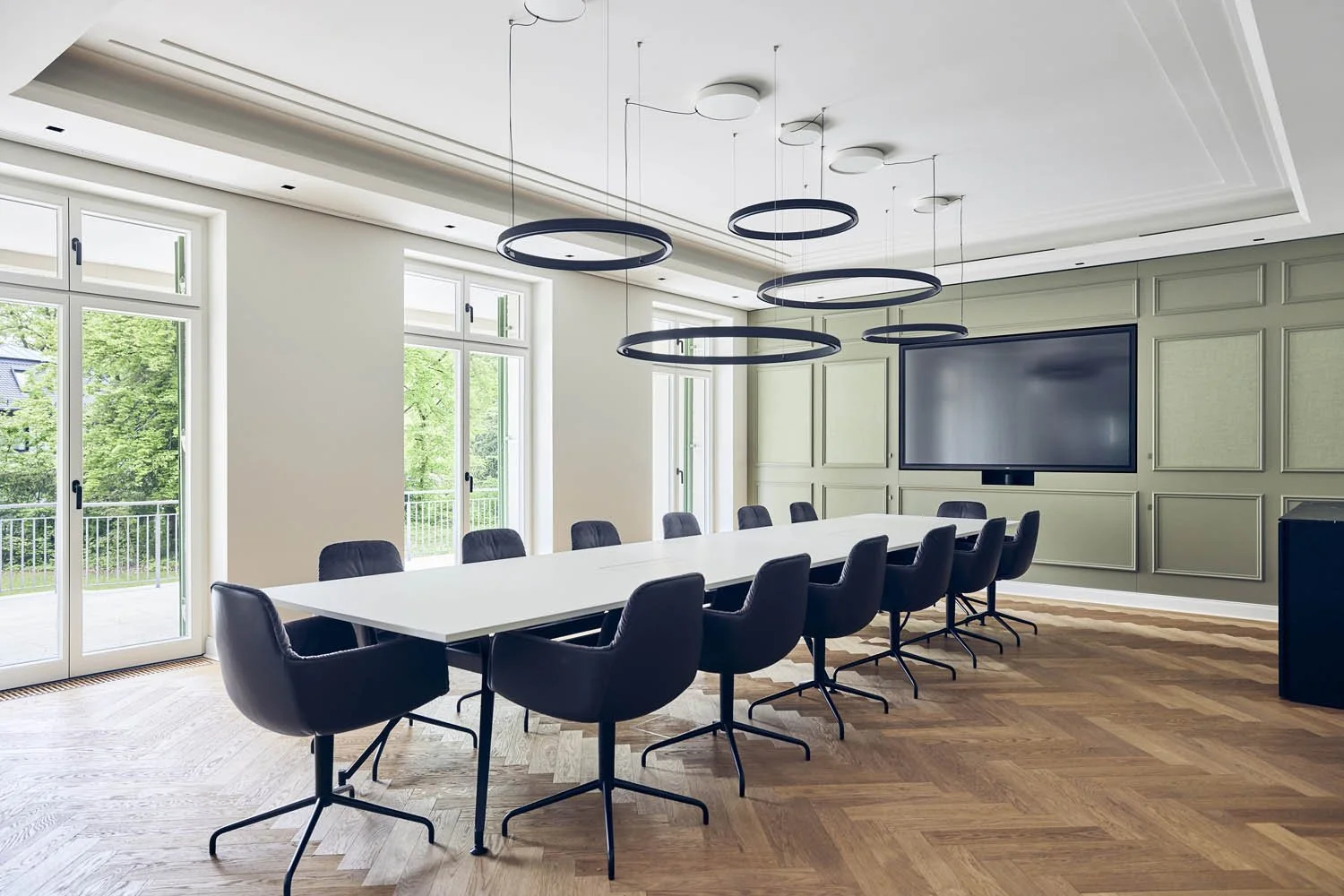 Moderne Arbeitsräume in einer sanierten Villa in Grünwald – Architekturfotografie