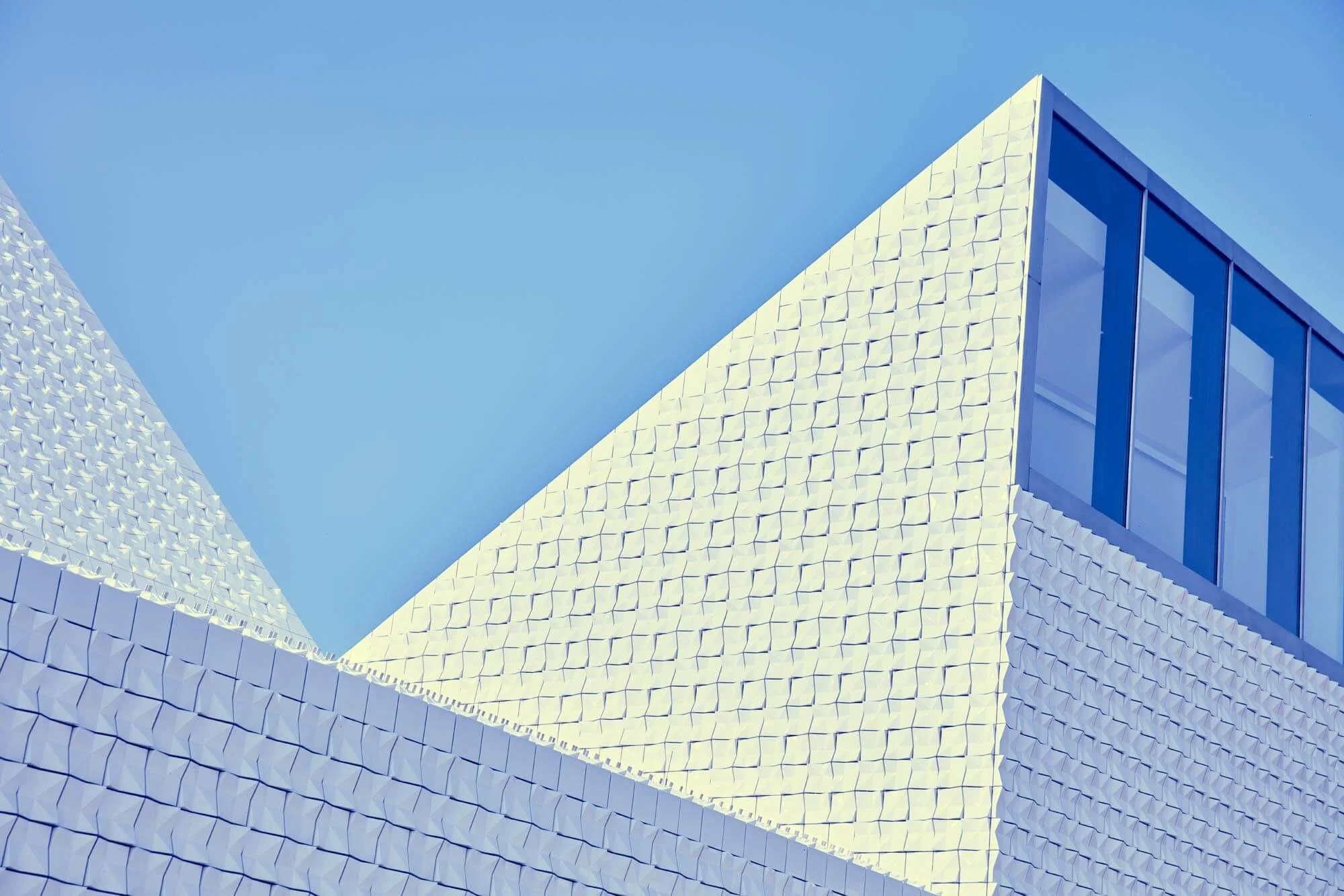 Kirchenraum mit ruhiger architektonischer Wirkung