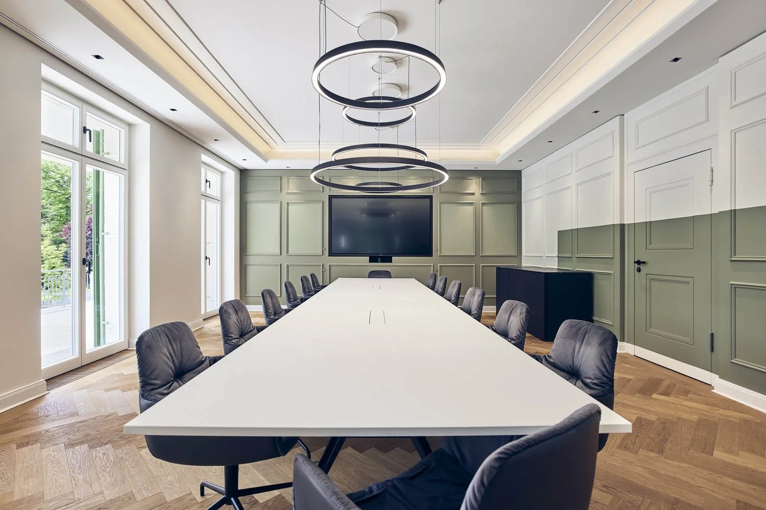 Innenaufnahme einer sanierten Stadtvilla in Grünwald – moderne Büroarchitektur