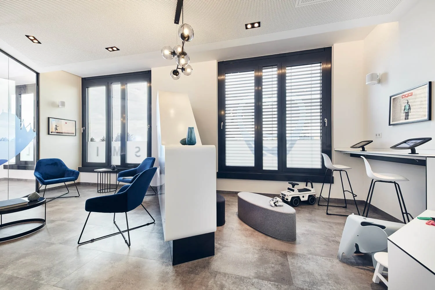 Wartebereich Kinderpraxis mit spielerischer Gestaltung