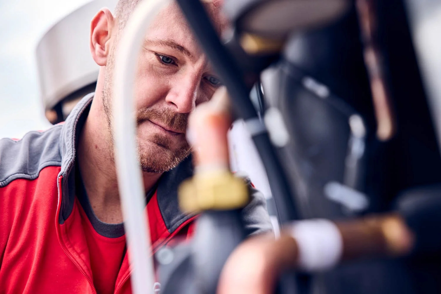 Mitarbeiter bei technischem Arbeitsprozess ELCO