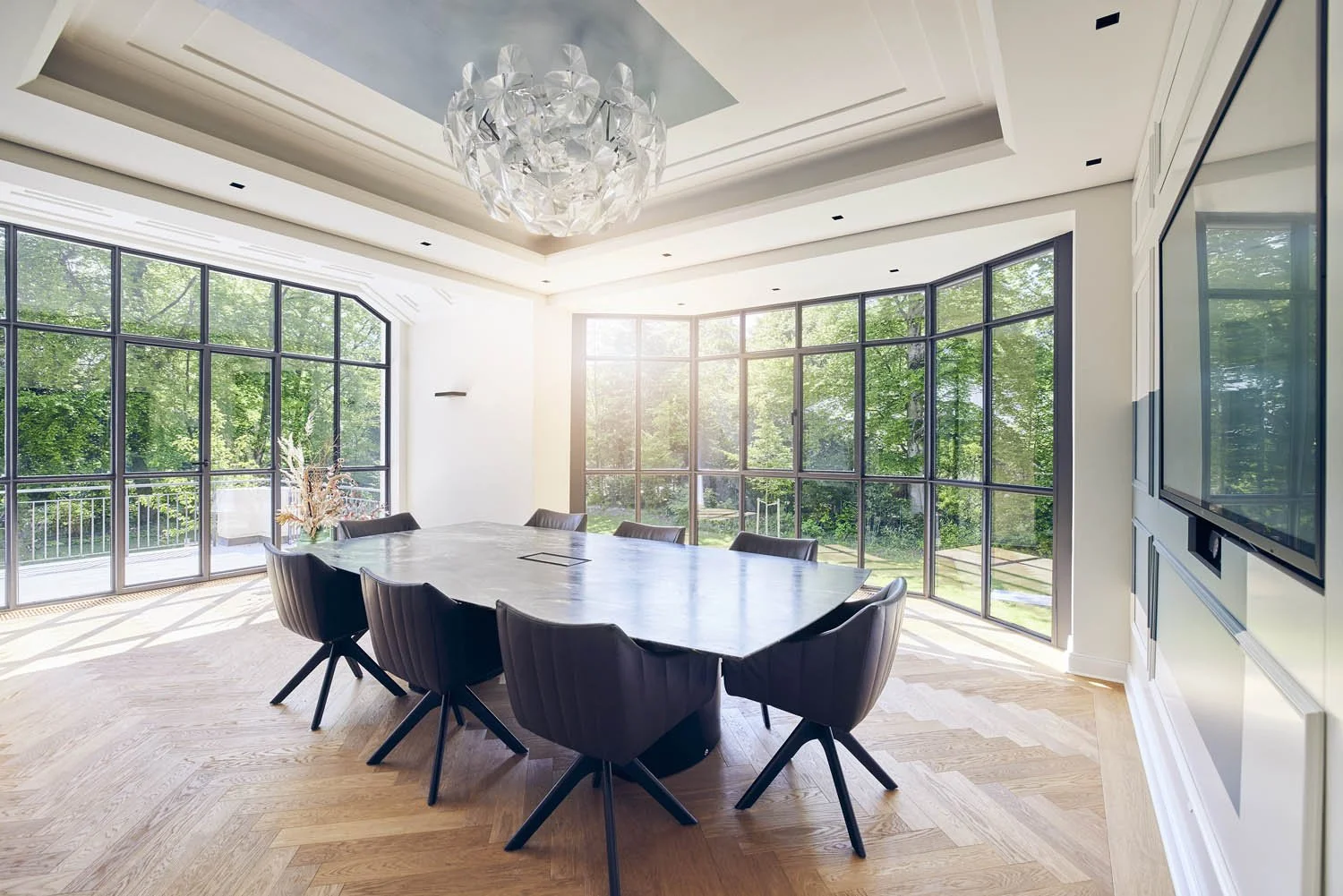 Hochwertig sanierte Stadtvilla in Grünwald – Architekturfotografie moderner Büroarchitektur