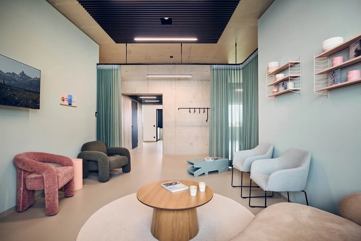 Wartebereich mit klarer Raumgliederung