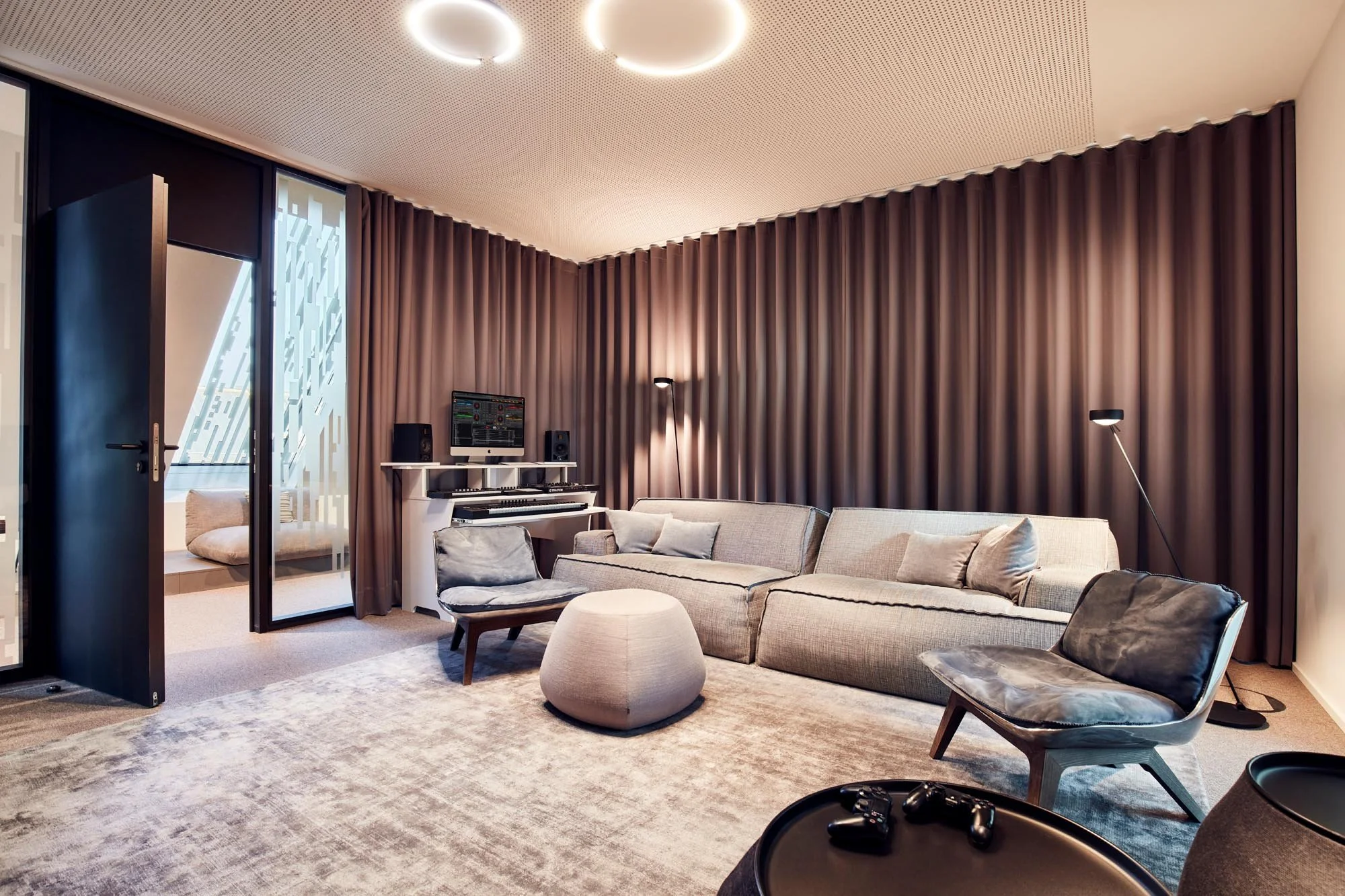 Arbeitswelten einer Kanzlei in München – moderner Besprechungsraum