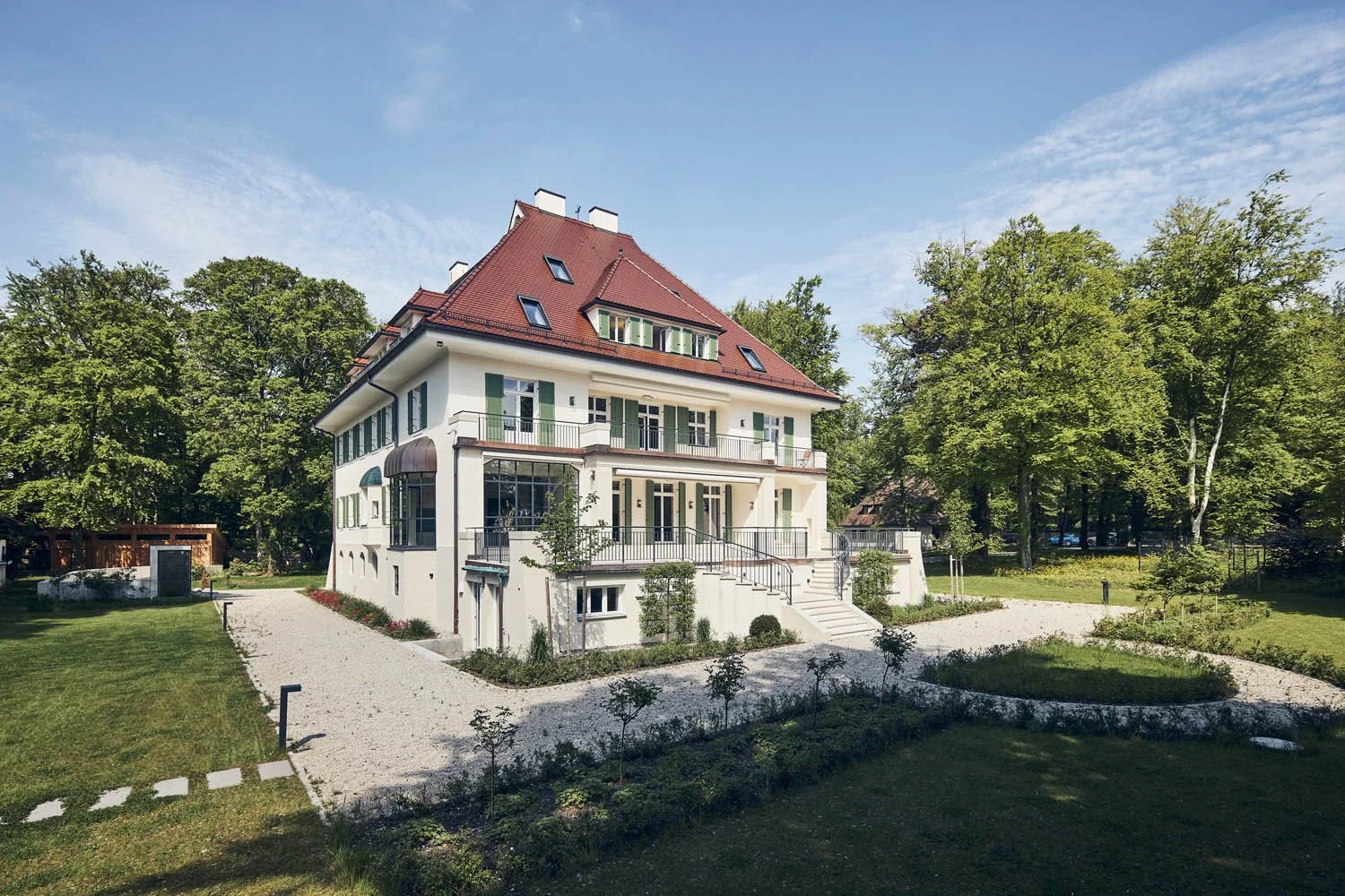 Architekturfotografie einer sanierten Stadtvilla in Grünwald bei München mit moderner Büronutzung