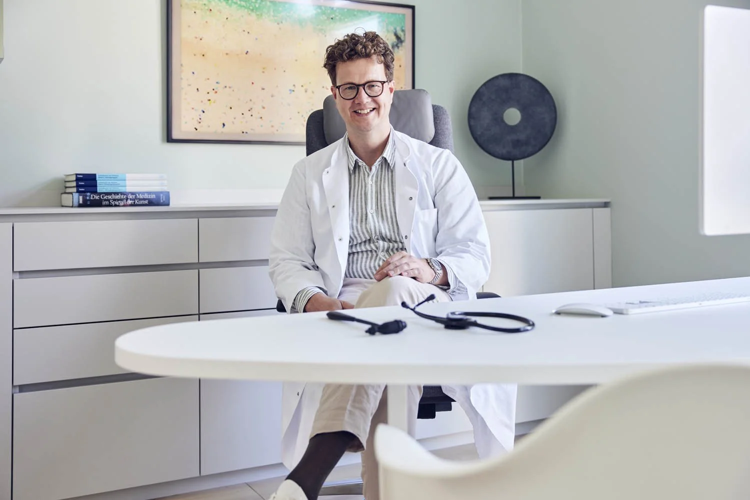 Arztportrait in moderner Praxisarchitektur