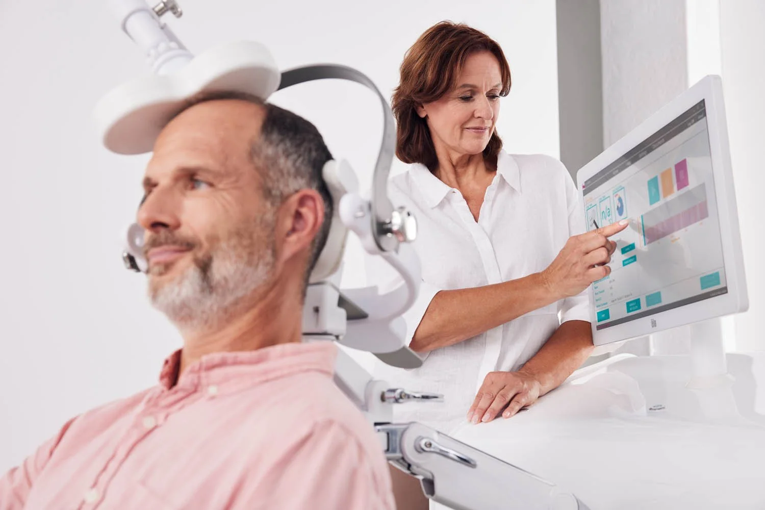 Medizinisches Personal arbeitet mit Analysegerät bei Patientenuntersuchung