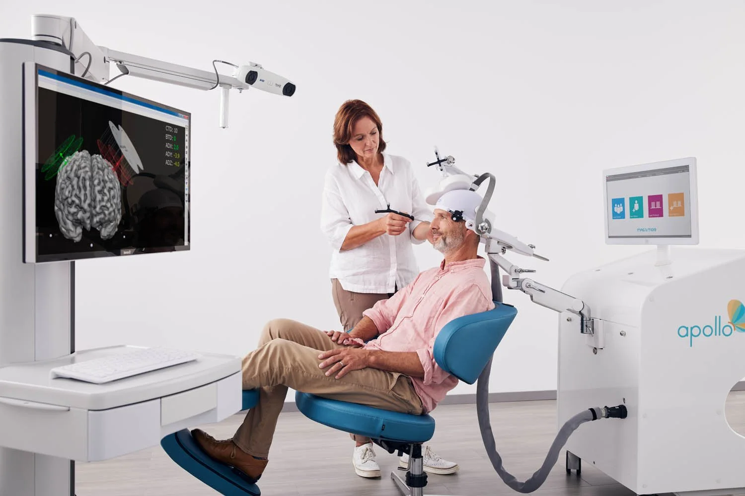 Medizintechnik im Einsatz – Fachpersonal arbeitet mit Diagnosegerät