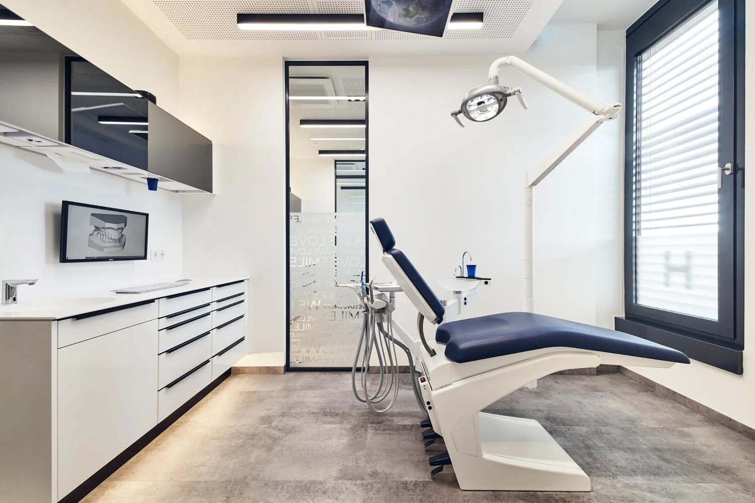 Behandlungsraum mit ruhigem Farbkonzept