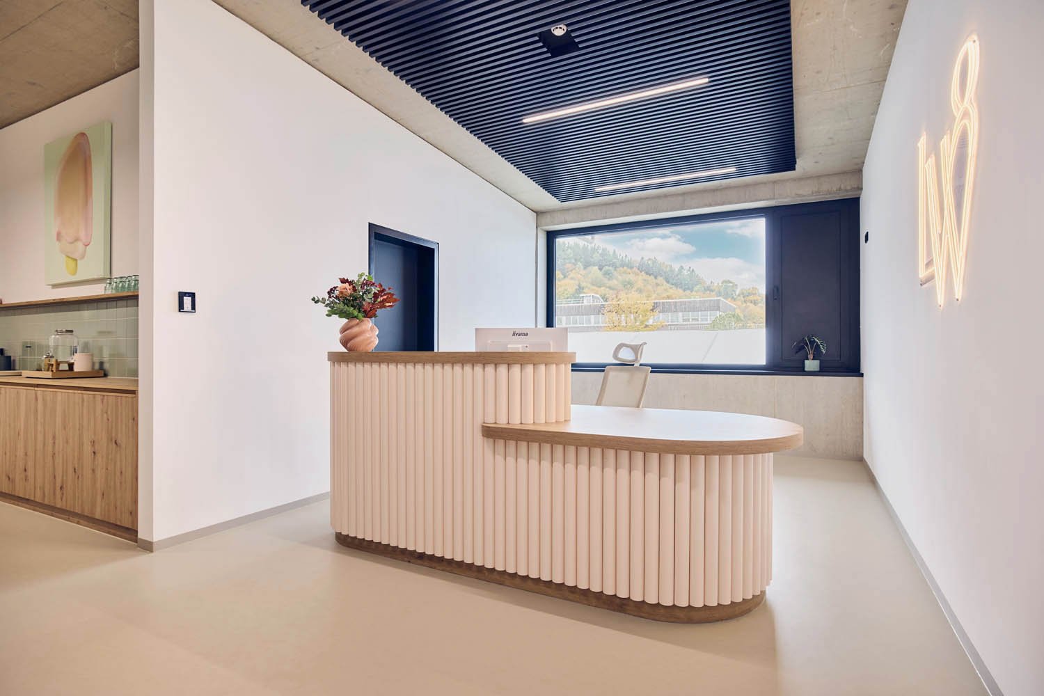 Praxisinterieur mit reduzierter Gestaltungssprache - Empfangsbereich