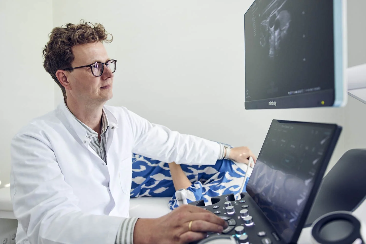 Arzt im Behandlungszimmer mit natürlichem Licht