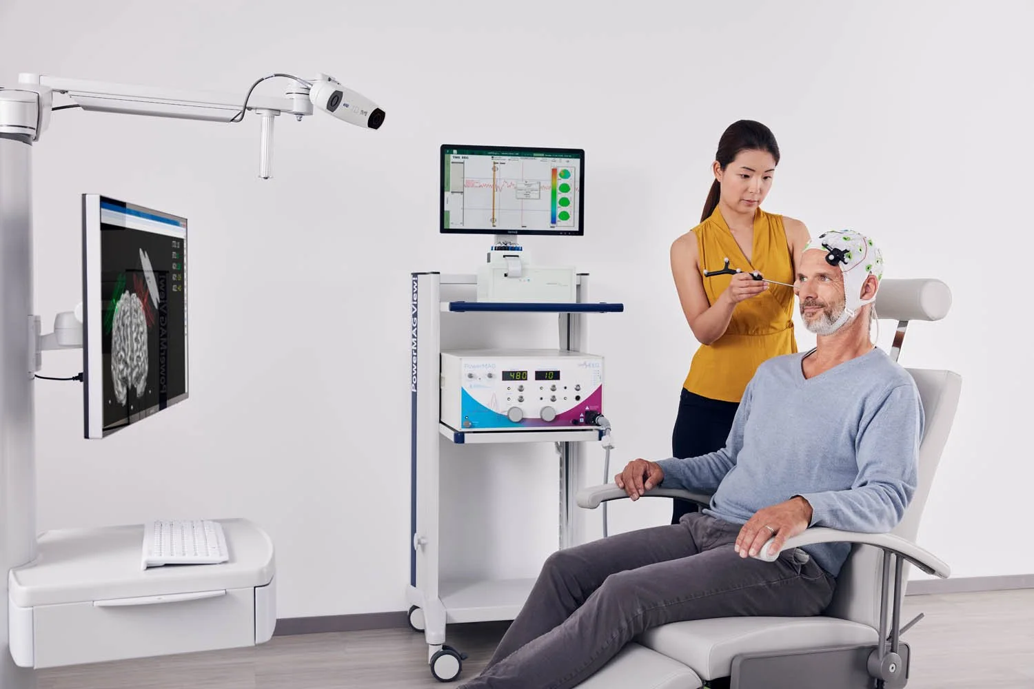 Arzt nutzt medizinisches Analysegerät bei diagnostischer Untersuchung