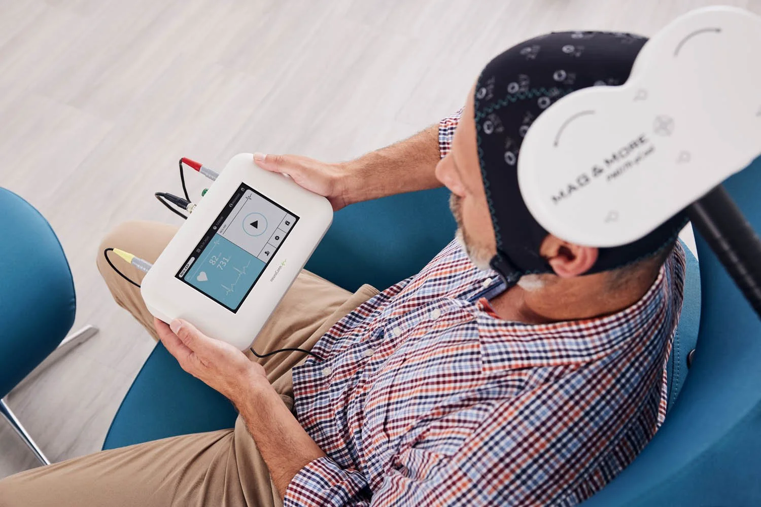 Klinische Untersuchung mit modernem Medizingerät und Patient