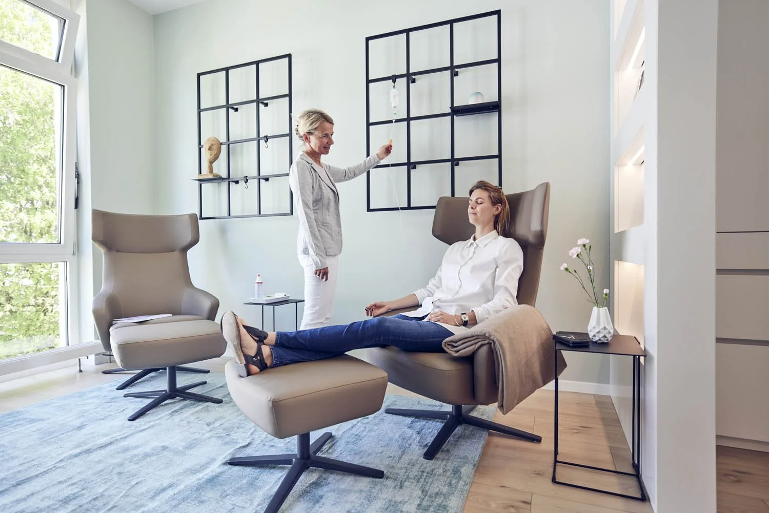 Arzt im Gespräch in architektonischem Praxisraum