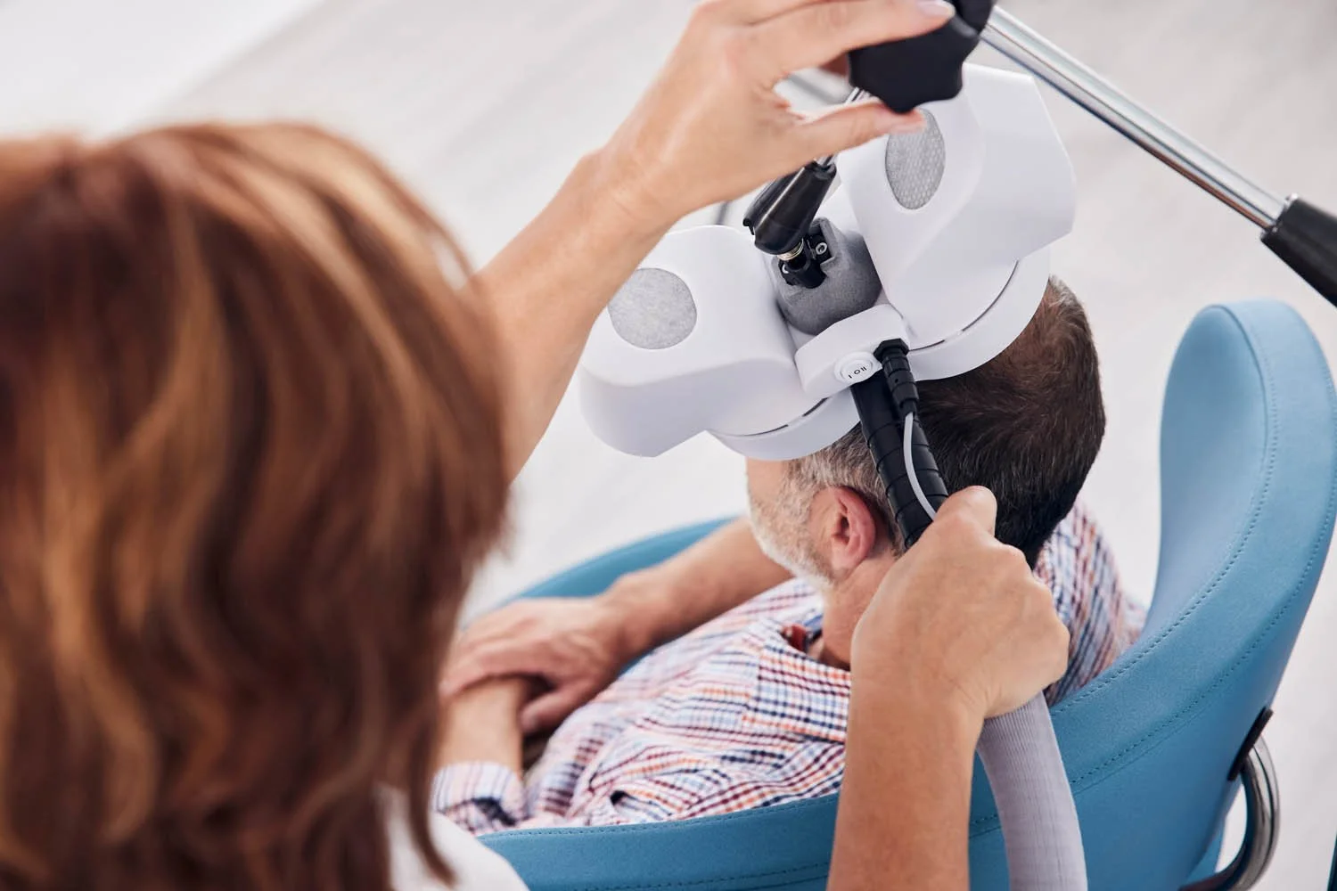 Medizinisches Fachpersonal bedient Medizingerät während Patientenbehandlung