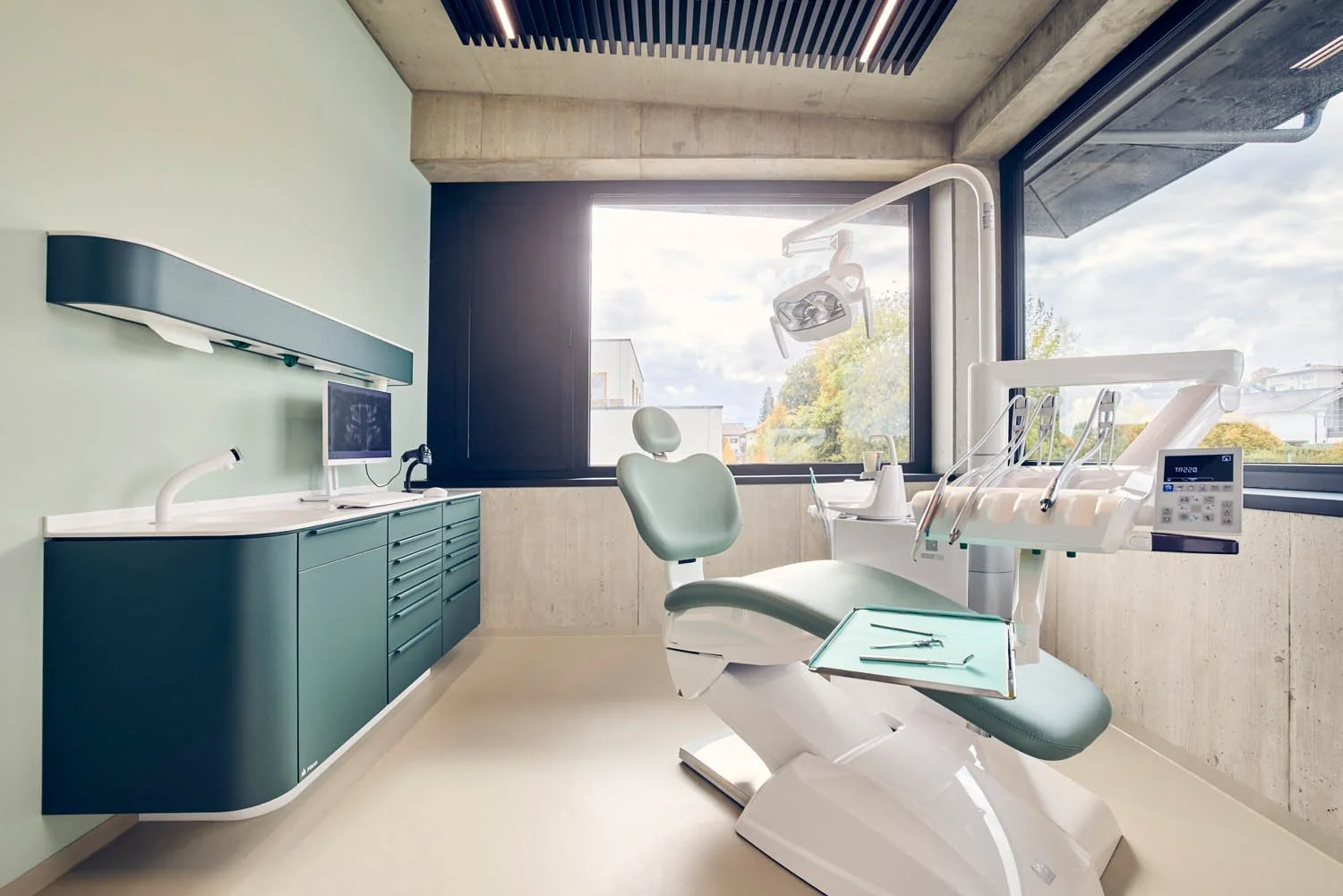 Behandlungsraum mit ruhigem Farbkonzept