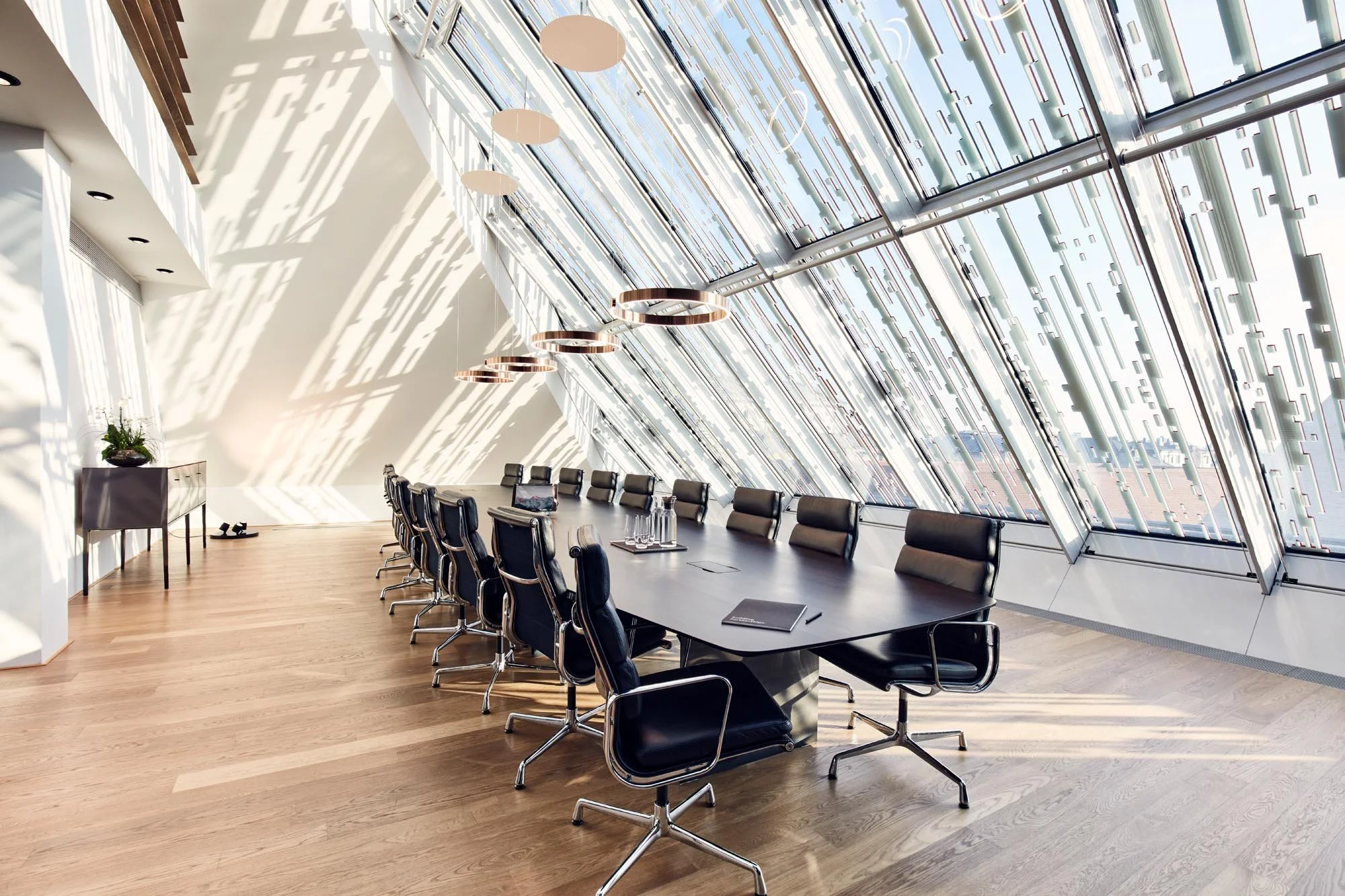 Architekturfotografie Konferenzraum einer Kanzlei in München ohne Personen