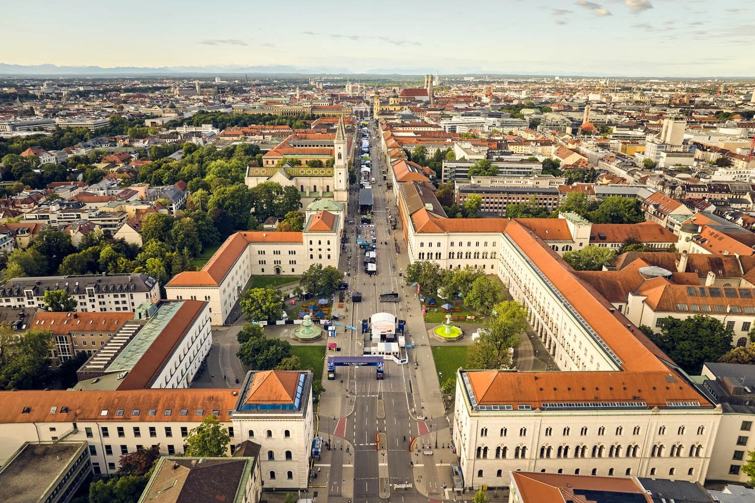 Luftaufnahme von München mit historischen Gebäuden.