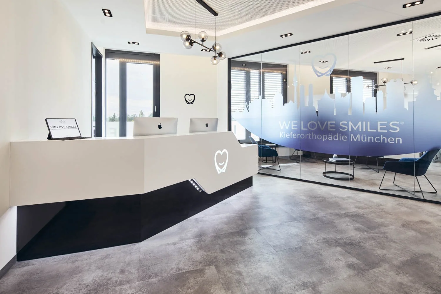 Kinderpraxis Empfangsbereich mit klarer Struktur