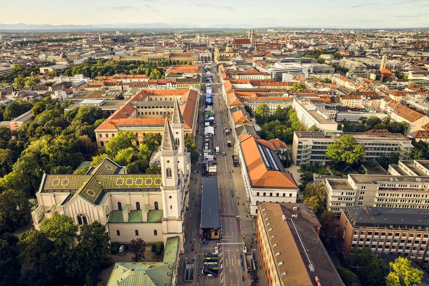 Aerialaufnahme von München mit historischen Gebäuden.
