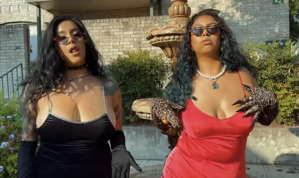 Ayo Tamz &amp; The Alien Babe - Muevelo (Video)