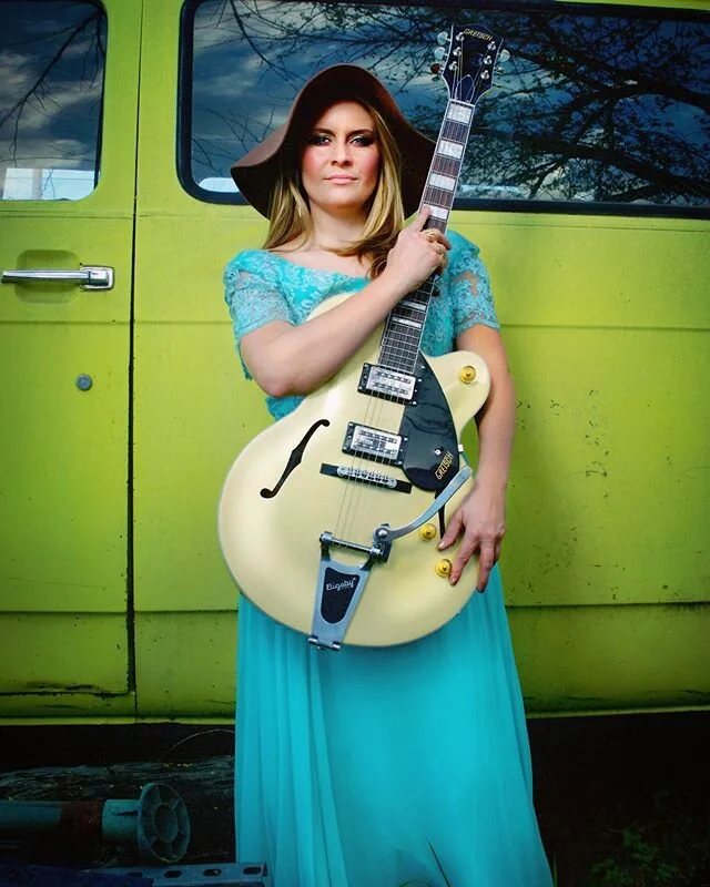 Back in 2017, when I was playing a #golddust #gretsch #streamliner 🤍
Tune n2 my Facebook at 8:30-9PM today (Tuesday 5/6) for my set during #throughthelookingglass #festival!
Photo X
@leonthebruce