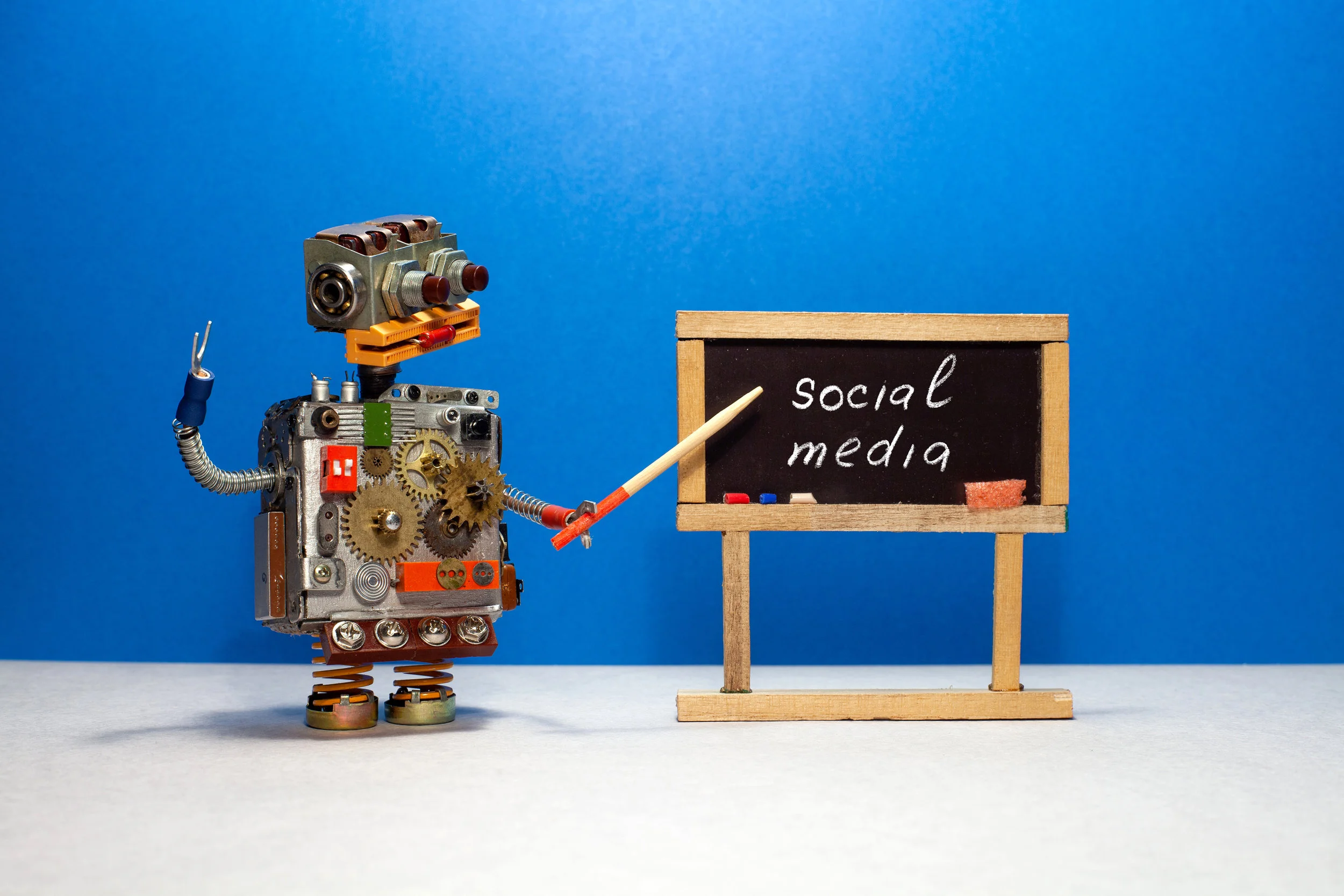 robot-professor-explains-the-essence-of-the-8VYK3MP.jpg