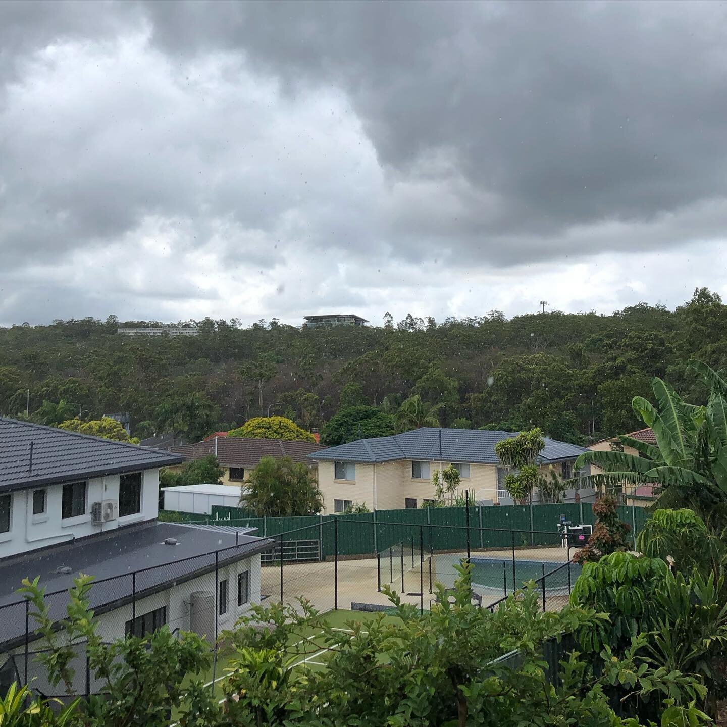 Just beautiful rain clouds ☁️ ☁️ here in #Brisbane! View to #griffithuniversity #studentaccommodation #studybrisbane