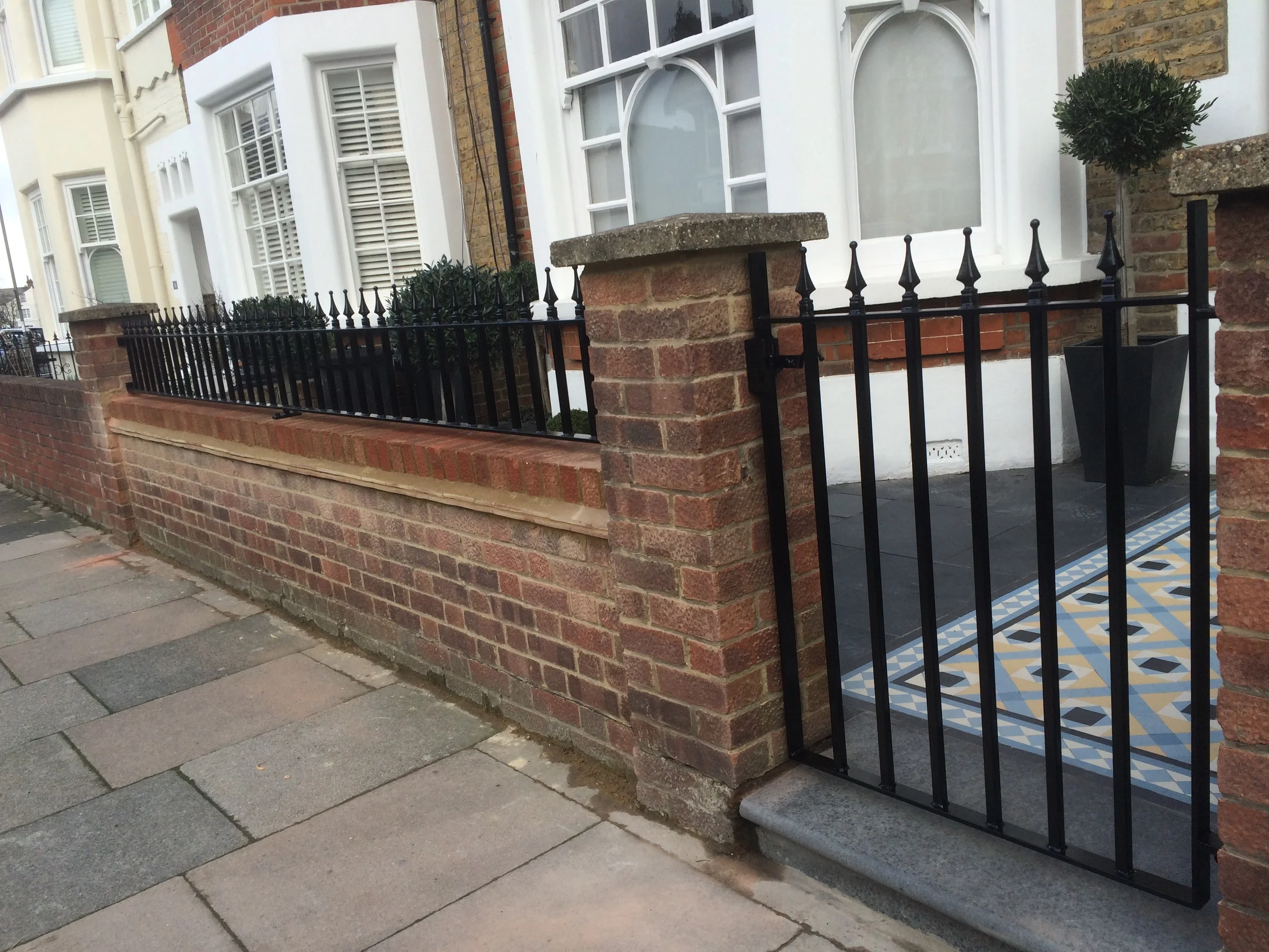  nice classic single gate and railing panel on a supurb Victorian house in Putney 