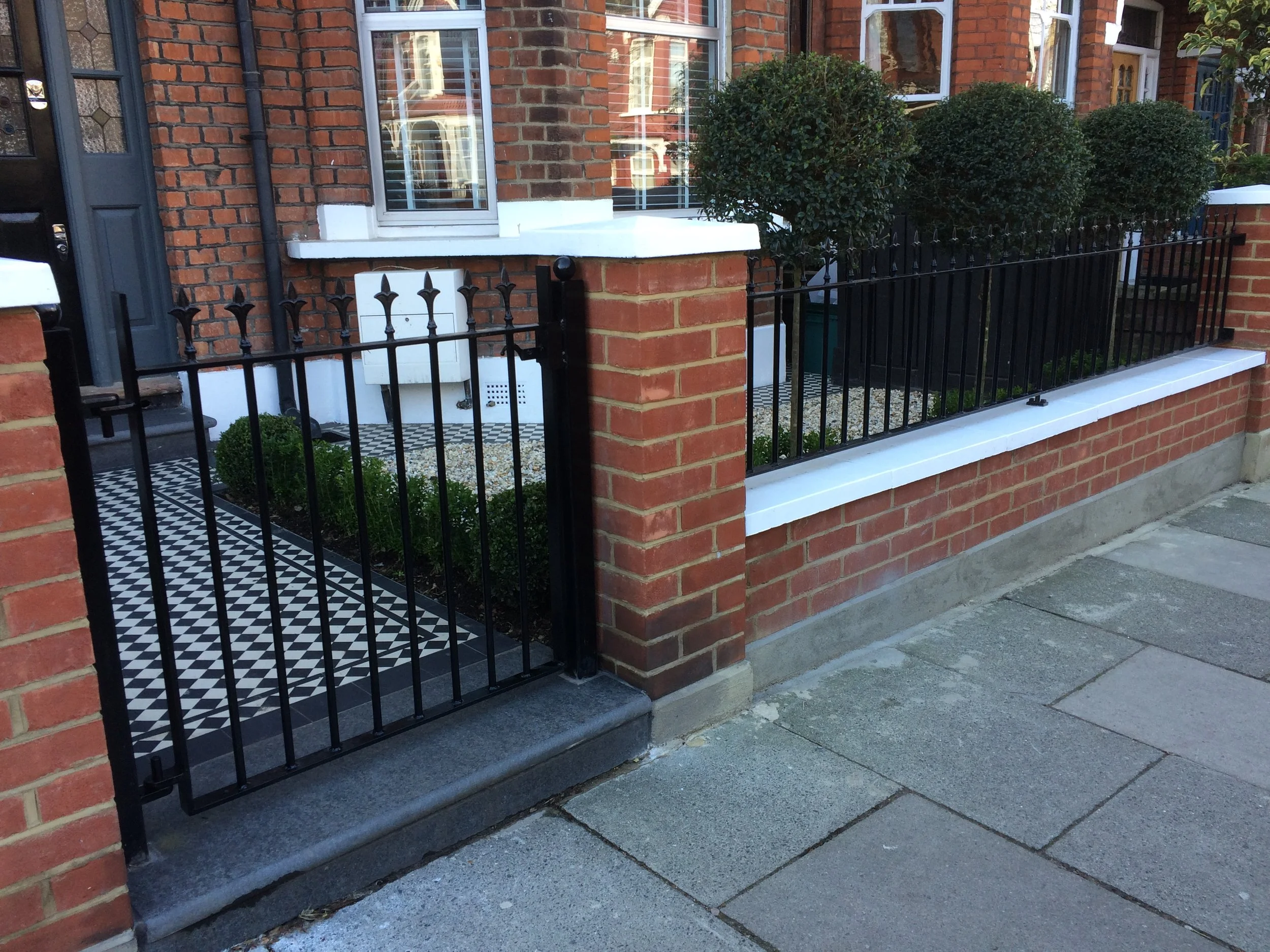  bespoke metal railings matching the gate detail-&nbsp;very classic 
