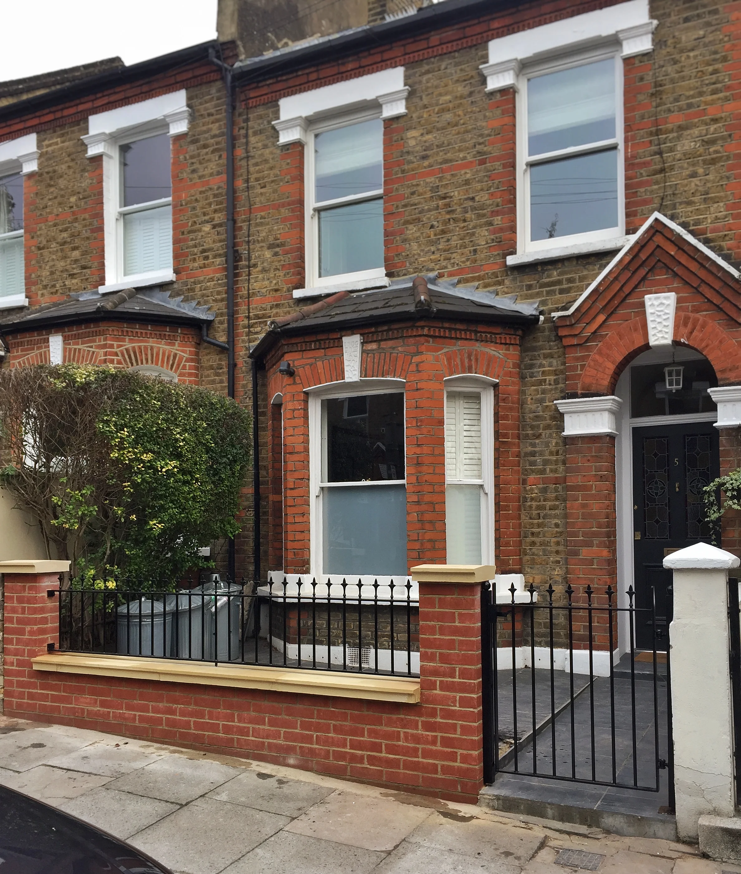  Overview on this super victorian house with our gate and railing 