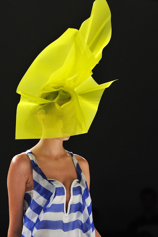 Hussein Chalayan SS:09 Green close up.jpg