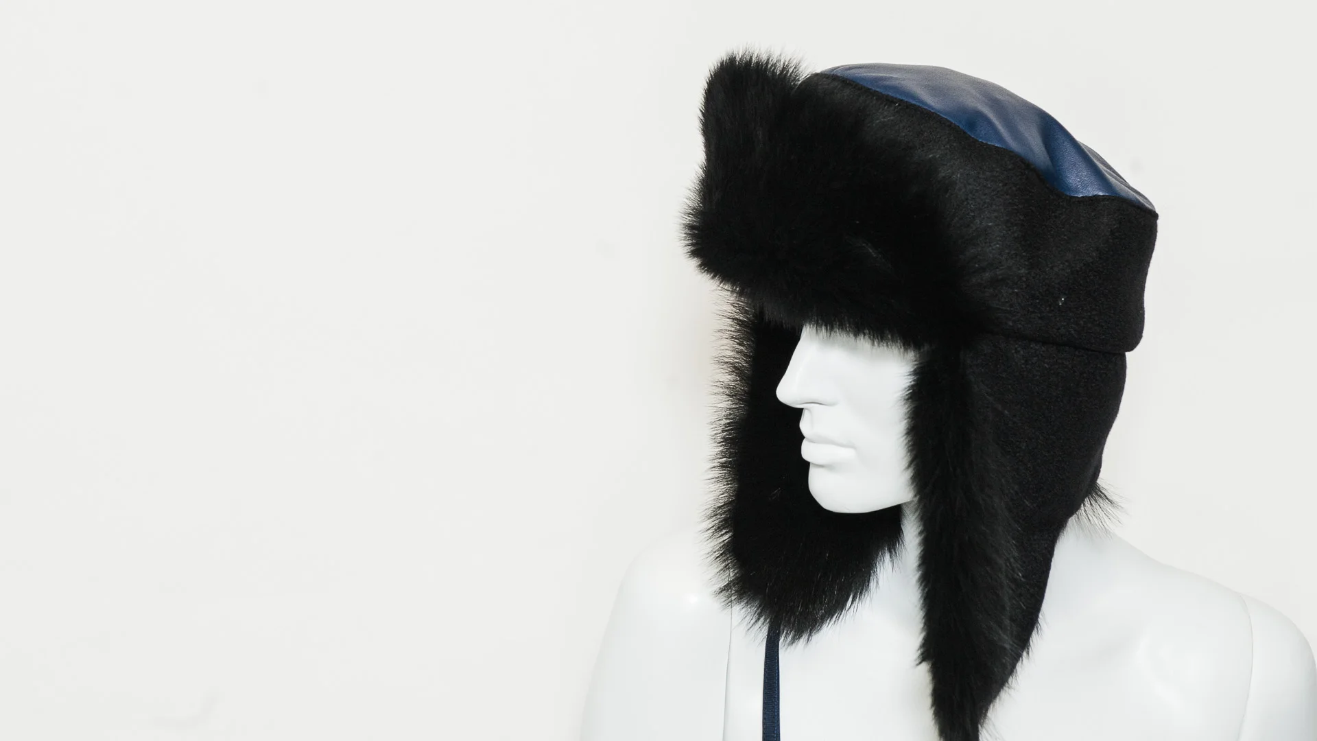 Toscana leather and wool trapper