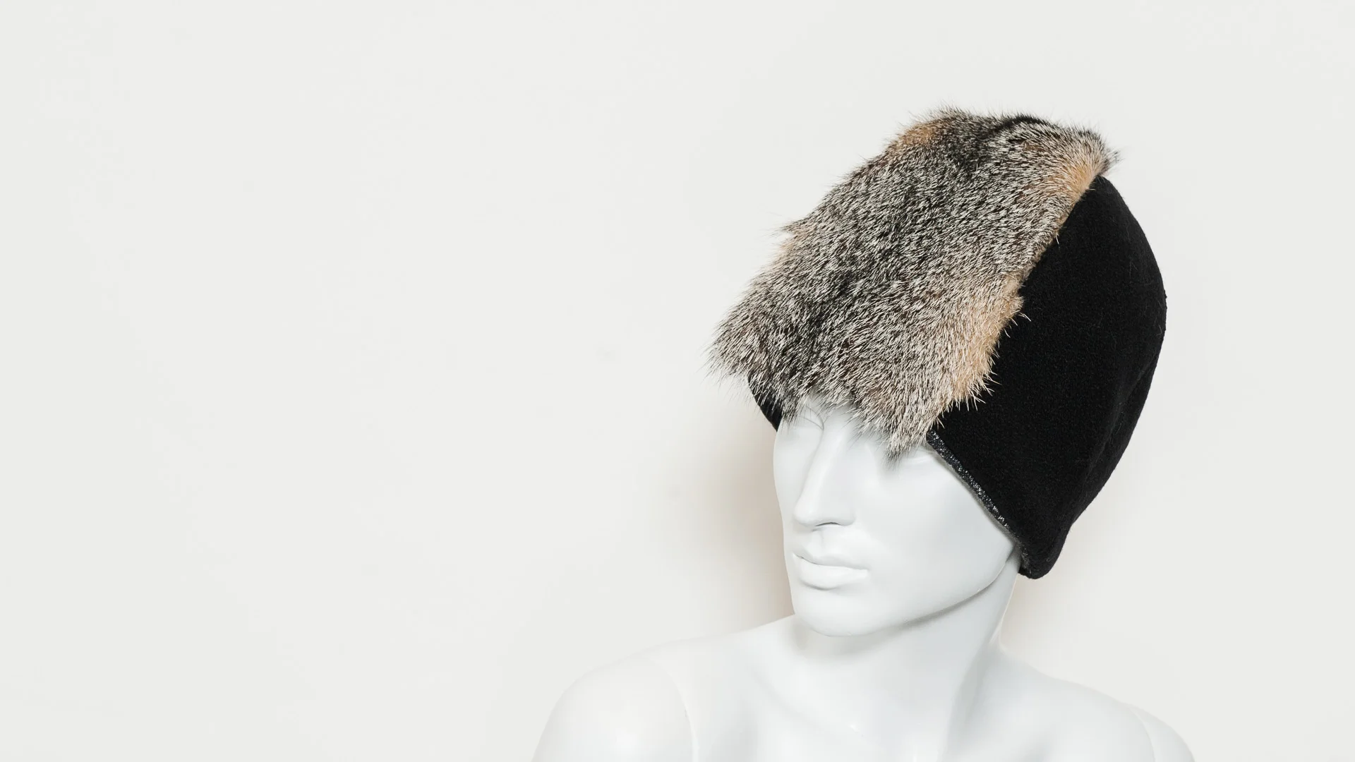 SHOP — NOEL STEWART Millinery display picture 2